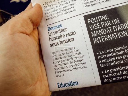 Foto de París, Francia - 20 de marzo de 2023: La prensa francesa escribe un titular: el mercado de valores, el sector bancario sigue bajo presión- Wall Street y Credit Suisse - Imagen libre de derechos