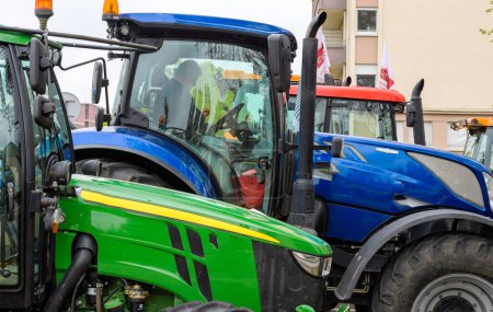 Téléchargez les photos : Strasbourg, France - 30 avril 2021 : Vue latérale des tracteurs lors de la manifestation des agriculteurs devant le Conseil de l'Europe - avenue de la Robertsau - homme assis à l'intérieur de la cabine - en image libre de droit