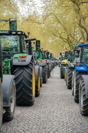 Foto de Estrasburgo, Francia - 30 de abril de 2021: Vista trasera de varias filas de tractores en la protesta de los agricultores frente al Consejo de Europa - avenue de la Robertsau - Imagen libre de derechos