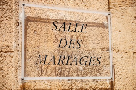 Foto de Salle des mariages traducido como salón de bodas en la superficie de plexiglás con fuente de tipo hermoso fondo de piedra - Imagen libre de derechos