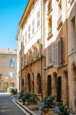 Foto de Una calle vibrante en Aix-en-Provence, Francia, con una antigua iglesia con una hermosa fachada de entramado de madera y bulliciosas tiendas. Perfecto para un viaje turístico - Imagen libre de derechos