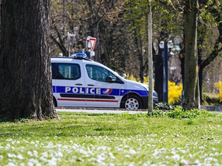 Foto de Strasborg, Francia - 29 de marzo de 2023: Un coche de policía de Francia, un Renault, patrulla la zona cubierta de hierba de Estrasburgo para la seguridad y la vigilancia del transporte. - Imagen libre de derechos