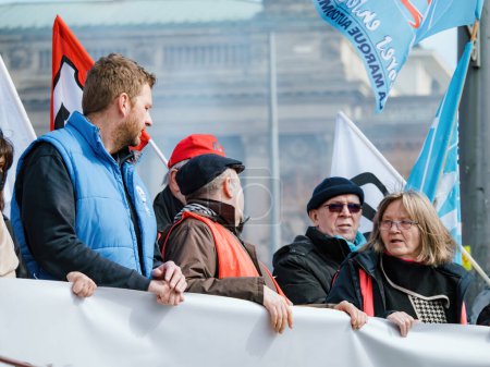 Foto de Strasborg, Francia - 29 de marzo de 2023: Un grupo diverso de adultos, compuesto tanto por hombres como por mujeres, se une con pancartas en Estrasburgo - Francia experimenta semanas de protestas y huelgas - Imagen libre de derechos