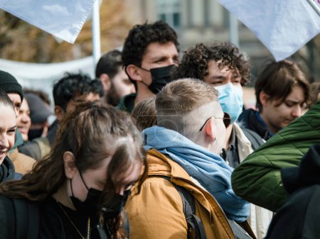 Téléchargez les photos : Strasbourg, France - 29 mars 2023 : Un groupe diversifié d'adultes, hommes et femmes, se rassemblent pour protester contre la réforme de la mension en France - en image libre de droit