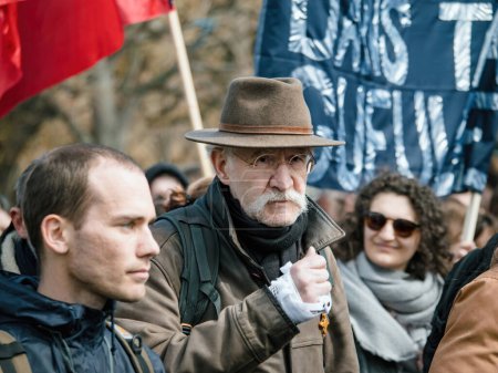 Téléchargez les photos : Strasbourg, France - 29 mars 2023 : Yong et les adultes manifestent à Strasbourg - La France connaît des semaines de protestations et de grèves liées à la hausse de l'âge de la retraite, qui a été adoptée la semaine dernière - en image libre de droit