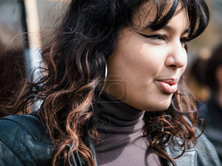 Foto de Strasborg, Francia - 29 de marzo de 2023: una joven con el pelo largo y fluido sonríe alegremente protestando Francia experimenta semanas de protestas y acciones de huelga relacionadas con un aumento en la edad de jubilación, que fue - Imagen libre de derechos