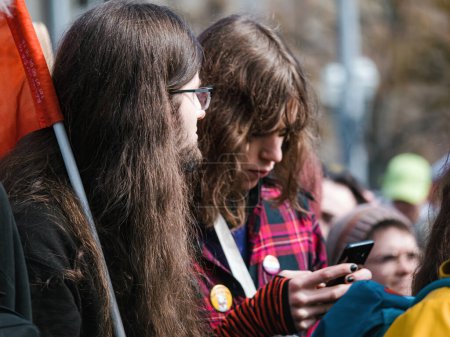 Foto de Strasborg, Francia - 29 de marzo de 2023: Un grupo de mujeres usa sus teléfonos inteligentes para mantenerse conectadas - Francia experimenta semanas de protestas y acciones de huelga relacionadas con un aumento en la edad de jubilación, que fue - Imagen libre de derechos