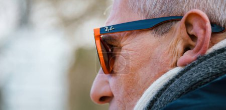 Téléchargez les photos : Strasbourg, France - 29 mars 2023 : Portrait en gros plan d'un homme âgé en lunettes, aux cheveux gris et à la peau profilée. - en image libre de droit
