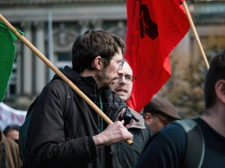 Foto de Strasborg, Francia - 29 de marzo de 2023: Las personas con banderas que protestan en Estrasburgo - Francia experimentan semanas de protestas y acciones de huelga relacionadas con un aumento en la edad de jubilación, que se aprobó la semana pasada. - Imagen libre de derechos