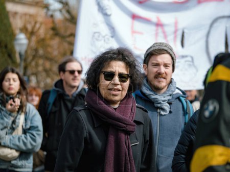 Foto de Strasborg, Francia - 29 de marzo de 2023: Mujer adulta con gafas de sol en protesta en Estrasburgo - Francia experimenta semanas de protestas y huelgas relacionadas con un aumento en la edad de jubilación, que fue aprobada - Imagen libre de derechos