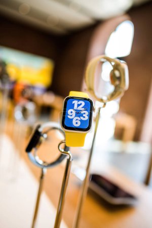 Téléchargez les photos : Paris, France - 20 mars 2023 : Apple Watch moderne, parfaite pour suivre l'exercice et la santé grâce à son interface à écran tactile. Idéal pour un style de vie intelligent - en image libre de droit