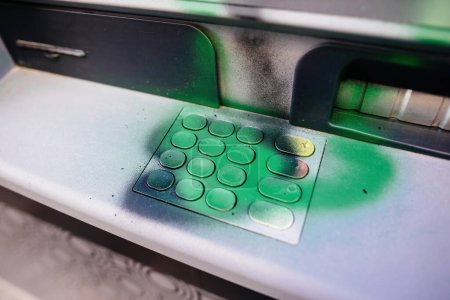 Foto de Grafitis verde en el teclado de un cajero automático de un banco internacional tras una huelga contra la reforma de las pensiones Propuesto por el presidente francés - Imagen libre de derechos