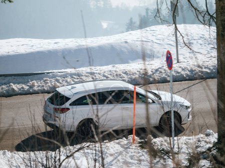 Foto de Alemania, Selva Negra - Febrero 2023: Un Hyundai i30 atraviesa la carretera limpia en el campo alemán, proporcionando un modo confiable de transporte en temperaturas frías de invierno. - Imagen libre de derechos