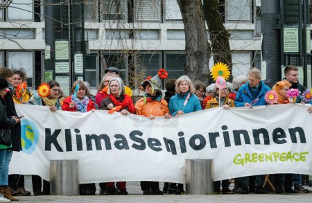 Téléchargez les photos : Strasbourg, France - 29 mars 2023 : Un groupe de personnes âgées suisses protestant devant la Cour européenne des droits de l'homme contre leur gouvernement qui n'agit pas assez rapidement face au changement climatique - en image libre de droit