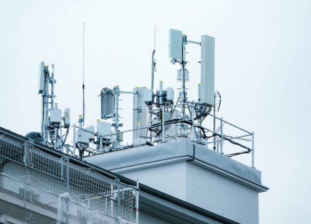 Foto de Una antena 4G LTE sobre una estructura construida, conectando personas e industria a través de la tecnología de radio celular al cielo. - Imagen libre de derechos