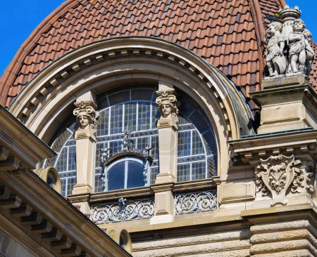 Téléchargez les photos : Le majestueux Palais du Rhin se dresse à Strasbourg, en France. Sa grande arche et sa façade ornée de statues témoignent de sa riche histoire. - en image libre de droit