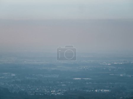 Téléchargez les photos : Une vue aérienne à couper le souffle sur l'Allemagne d'Achern entourée de brouillard à l'aube avec sa belle silhouette urbaine et ses structures construites. - en image libre de droit