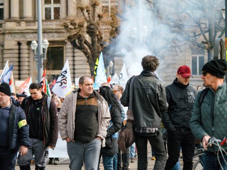 Foto de Strasborg, Francia - 29 de marzo de 2023: Un grupo de personas, unidas por la reforma de las pensiones, marchan juntas a través de Estrasburgo Alsacia Francia en apoyo. - Imagen libre de derechos
