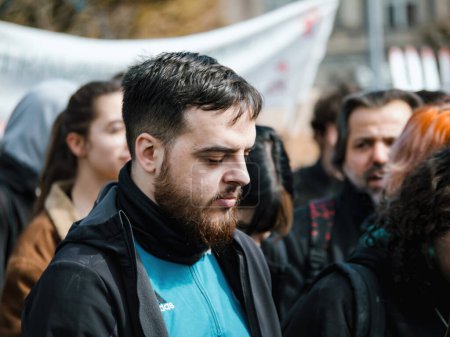 Foto de Strasborg, Francia - 29 de marzo de 2023: Una multitud de hombres, desde adultos jóvenes hasta adultos con barba, se unen en un grupo. - Imagen libre de derechos
