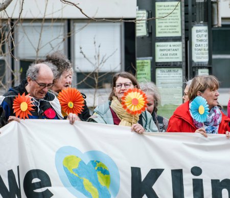 Téléchargez les photos : Strasbourg, France - 29 mars 2023 : Un groupe d'aînés suisses déterminés proteste devant la Cour européenne des droits de l'homme, appelant leur gouvernement à agir plus rapidement contre le changement climatique - en image libre de droit
