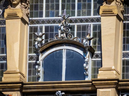 Foto de La majestuosa arquitectura del pasado de Alsaces es evidente en este hermoso edificio emblemático, con su intrincado detalle de ventana, columnas de piedra y fachada de vidrio. - Imagen libre de derechos