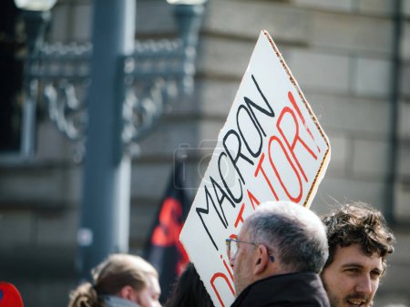 Téléchargez les photos : Strasbourg, France - 29 mars 2023 : Une pancarte du dictateur Macron en signe de protestation La France connaît des semaines de manifestations et de grèves liées à la hausse de l'âge de la retraite, qui a été adoptée la semaine dernière - en image libre de droit