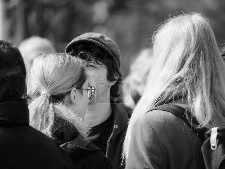 Foto de Strasborg, Francia - 29 de marzo de 2023: Una foto en blanco y negro que representa a un grupo de mujeres jóvenes en Estrasburgo, Francia, discutiendo apasionadamente la reforma de las pensiones y celebrando su unión. - Imagen libre de derechos
