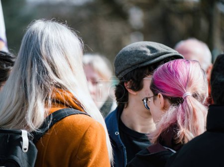 Foto de Strasborg, Francia - 29 de marzo de 2023: Una multitud de personas, jóvenes y mayores, se reunieron en un entorno urbano en Estrasburgo, Francia, para protestar por la reforma de las pensiones. Hombres y mujeres con una variedad de estilos de cabello todos - Imagen libre de derechos