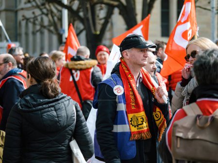 Foto de Strasborg, Francia - 29 de marzo de 2023: Un grupo diverso de adultos, marchan juntos en protesta contra la reforma de las pensiones propuesta por los gobiernos franceses. Un poderoso mensaje para el empleo y el trabajo a nivel nacional - Imagen libre de derechos