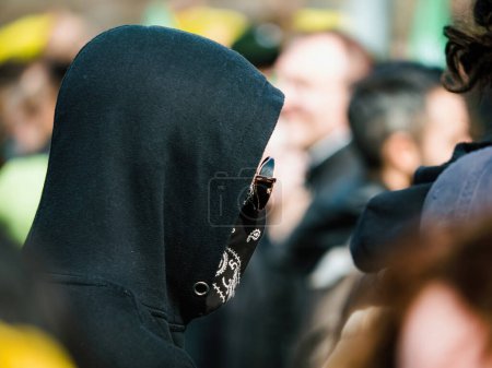 Foto de Strasborg, Francia - 29 de marzo de 2023: Hombre con máscara en protesta - Francia experimenta semanas de protestas y huelgas relacionadas con un aumento en la edad de jubilación, que se aprobó la semana pasada - Imagen libre de derechos