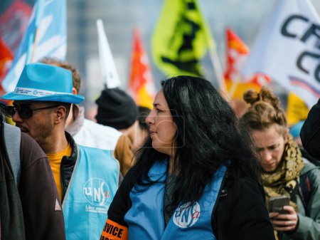 Foto de Strasborg, Francia - 29 de marzo de 2023: Una multitud multiétnica de hombres, mujeres y personas de todas las edades se reúne en Estrasburgo para protestar por la reforma de las pensiones propuesta por el gobierno francés. - Imagen libre de derechos