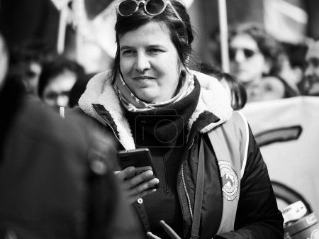 Téléchargez les photos : Strasbourg, France - 29 mars 2023 : Véritable portrait humain - une photo en noir et blanc d'une manifestation historique en France : des femmes et d'autres milliers de personnes protestant contre les gouvernements proposés - en image libre de droit