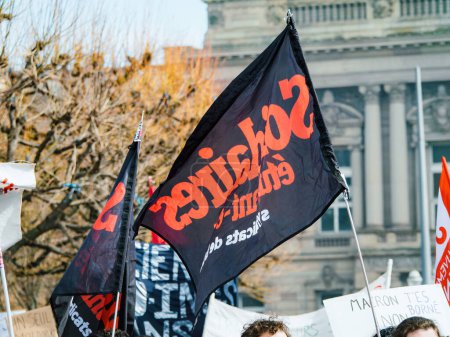 Foto de Strasborg, Francia - 29 de marzo de 2023: Una poderosa manifestación de protesta: banderas, placrds, personas unidas en su lucha por la reforma de las pensiones y los derechos laborales en toda Francia. - Imagen libre de derechos