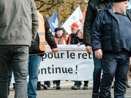 Foto de Strasborg, Francia - 29 de marzo de 2023: Una multitud de manifestantes en jeans se reúne para expresar su descontento con la reforma de las pensiones propuesta por los gobiernos, lo que demuestra una pasión por los problemas sociales y la política - Imagen libre de derechos