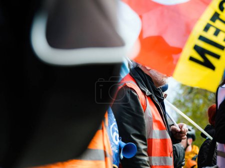 Foto de Strasborg, Francia - 29 de marzo de 2023: Las personas que protestan en las partes del cuerpo de Estrasburgo vistas a través de banderas - Francia experimenta semanas de protestas y acciones de huelga relacionadas con un aumento en la edad de jubilación, que - Imagen libre de derechos