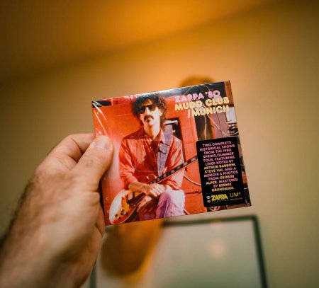 Téléchargez les photos : Francfort, Allemagne - 6 mars 2023 : Une main masculine tient un CD récemment acheté avec Frank Zappa du Mudd Club à Munich. - en image libre de droit