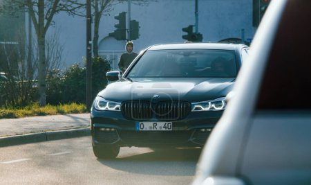 Téléchargez les photos : Lahr, Allemagne - 10 février 2023 : Une vue imprenable sur un VUS BMW de luxe traversant la ville d'Allemagne, avec un bokeh abstrait en vue. - en image libre de droit