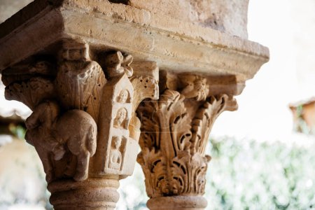 Téléchargez les photos : Aix-en-Provence est une belle destination pleine d'histoire ancienne, d'artisanat et d'architecture. Explorez la sculpture détaillée sur pierre sur les colonnes d'un ancien temple pour en savoir plus sur son passé. - en image libre de droit
