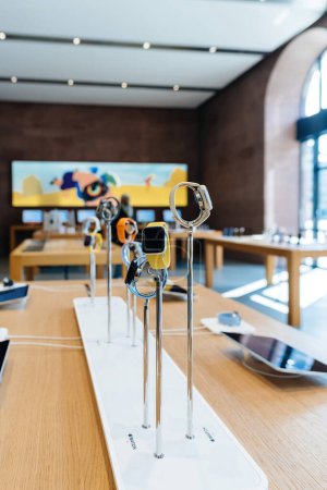 Téléchargez les photos : Paris, France - 20 mars 2023 : Un modèle moderne Apple Watch Titanium avec écran en verre saphyre avec une bande océanique inspirée de la plongée, parfait pour les conditions extrêmes et le suivi des objectifs de remise en forme - maintenant en vente - en image libre de droit