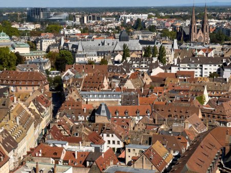 Téléchargez les photos : Vue aérienne pittoresque de l'ancien paysage urbain de Strasbourg, reconnu par l'UNESCO, avec une superbe ligne d'horizon d'églises gothiques et de canaux serpentant à travers ses quartiers médiévaux. - en image libre de droit