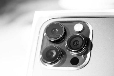 Téléchargez les photos : Paris, France - 17 sept. 2022 : Le nouvel iPhone 14 Pro, avec sa teinte violet profond et sa triple caméra dotée des fonctionnalités Deep Fusion et Macro Detail, est la dernière offre professionnelle d'Apple - en image libre de droit