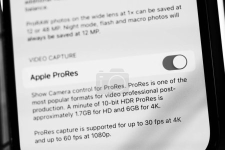 Foto de París, Francia - 17-sep-2022: Configurando el nuevo iPhone 14 Pro para grabar vídeos con un formato Apple Prores utilizando una lente de desplazamiento basculante para efectos creativos. - Imagen libre de derechos