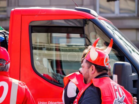 Foto de Strasborg, Francia - 29 de marzo de 2023: La gente que usa sombreros vikingos protesta cerca de un camión en Estrasburgo, Francia por el aumento de la edad de jubilación aprobada la semana pasada. - Imagen libre de derechos