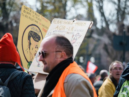 Foto de Strasborg, Francia - 29 de marzo de 2023: Grupo de manifestantes en las calles de Estrasburgo, Francia, manifestándose contra el reciente aumento de la edad de jubilación. Semanas de huelgas y protestas continúan. - Imagen libre de derechos