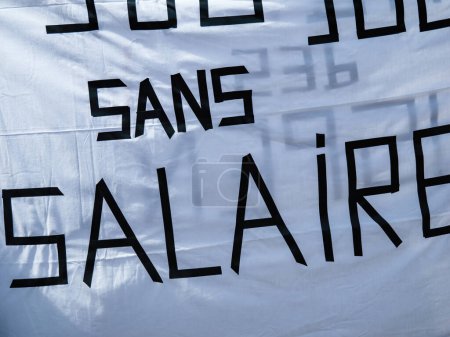 Foto de Strasborg, Francia - 29 de marzo de 2023: Sans salaire traducido como sin cartel salarial - Francia experimenta semanas de protestas y acciones de huelga relacionadas con un aumento en la edad de jubilación, que fue aprobada - Imagen libre de derechos