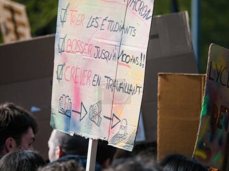 Téléchargez les photos : Strasbourg, France - 29 mars 2023 : Affiche créative avec des manifestants à Strasbourg - La France connaît des semaines de protestations et de grèves liées à une hausse de l'âge de la retraite, qui a été adoptée - en image libre de droit