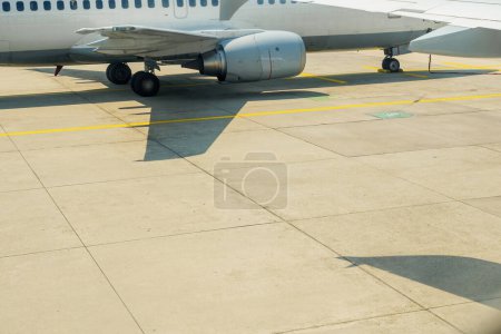 Foto de Un avión en una pista de aterrizaje del aeropuerto, listo para transportar pasajeros a través del mundo desde Europa a África, Asia y América. - Imagen libre de derechos