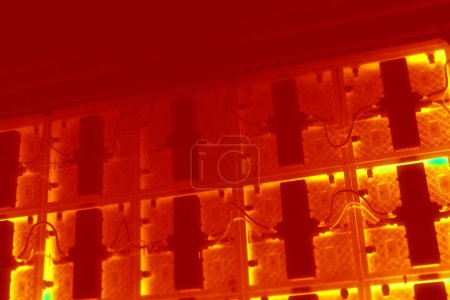 Téléchargez les photos : Un appareil moderne rayonne une chaleur rouge et jaune vibrante de ses panneaux, créant un écran technique accrocheur. Vue arrière de plusieurs panneaux d'affichage LED installés sur la scène de concert pendant - en image libre de droit