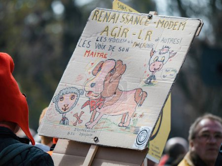 Téléchargez les photos : Strasbourg, France - 29 mars 2023 : Une pancarte créative illustrant les semaines de protestations et de grèves en cours en France sur la hausse de l "âge de la retraite, capturée dans la rue. - en image libre de droit