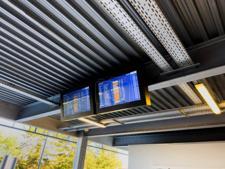 Foto de Basilea, Suiza - 22-sep-2022: El moderno monitor de visualización digital de EuroAirport Basel-Mulhouse-Friburgo muestra una lista de vuelos internacionales y sus horas de salida, haciendo logística para - Imagen libre de derechos